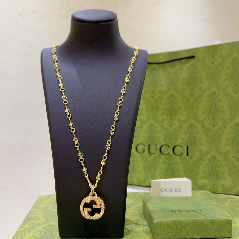 G*u*i necklaces
